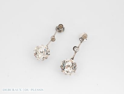 Paire de pendants d'oreille en or gris 750°/°°...