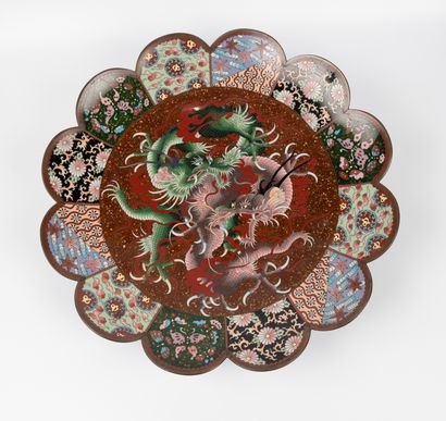 Coupe polylobée en émaux cloisonnés à motif...