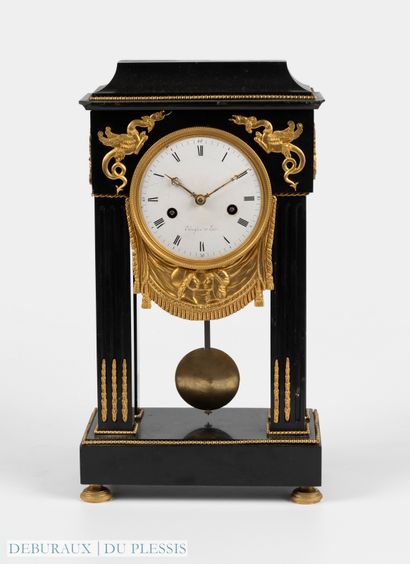 Pendule portique en marbre noir, et garnitures...