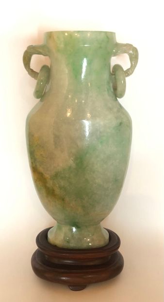 Small jadeite vase.
H. 13 cm.