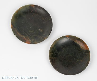 Pair of plates in hard stone.
D. 20.5 cm...