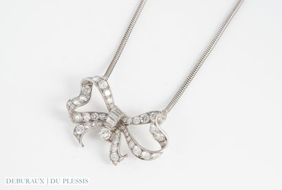 Chain and bow pendant in 585°/°° white gold...