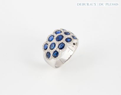 Bague jonc en or gris 750°/°° ornée de saphirs...