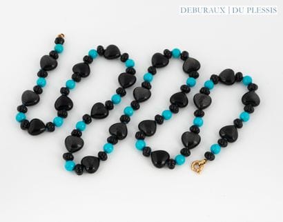 PIETRA DURA.
Sautoir de perles de turquoises...