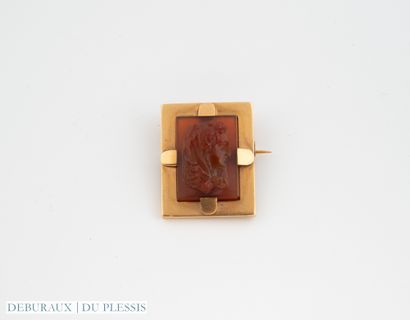 750°/°° gold brooch set with a carnelian...