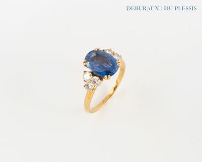 Ring in 750°/°° gold set with an oval sapphire...