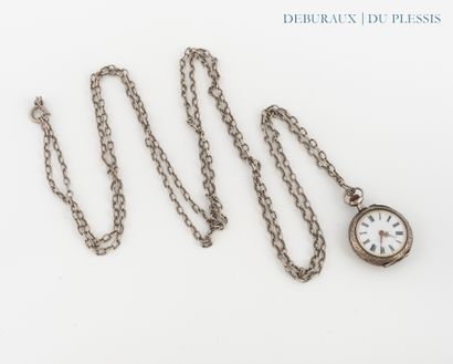 Chaîne et montre de col ciselé en argent...