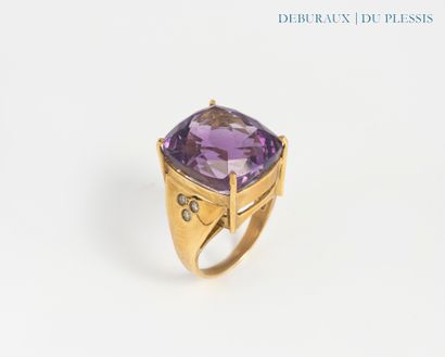 Ring in 750°/°° gold set with an amethyst...
