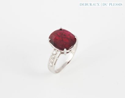 Bague en or gris 750°/°° ornée d'un rubis...