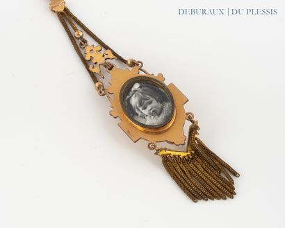 Chaîne et son pendentif 1900 en Fix.
Circa...