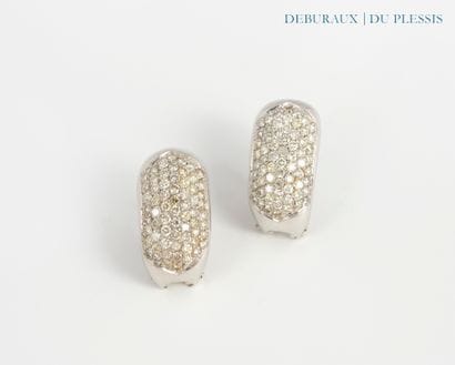 Pair of ear clips in 750°/°° white gold set...