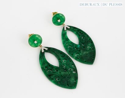 Pair of earrings in 750°/°° gold adorned...