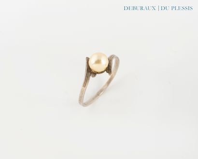 Bague en argent 835°/°° ornée d'une perle...