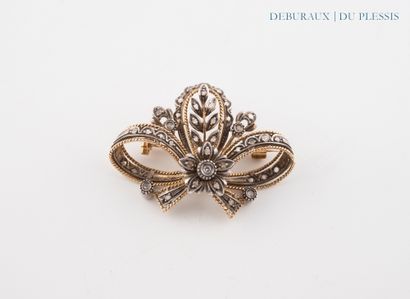 Broche nœud à fils torsadés en or 750°/°°...