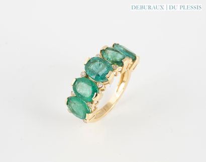 River ring in 750°/°° gold set with oval...