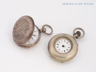 Deux montres de poche en argent ou métal.
(manque...