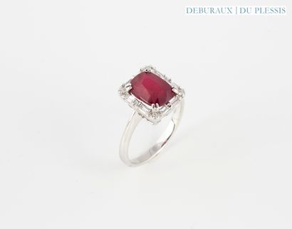 Bague en or gris 750°/°° sertie d'un rubis...