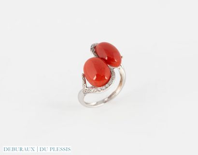 Crossed ring in 750°/°° white gold set with...