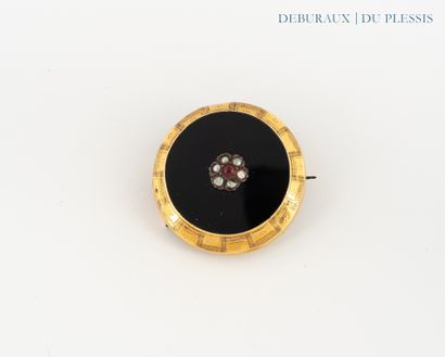 Round brooch in 750°/°° gold featuring a...