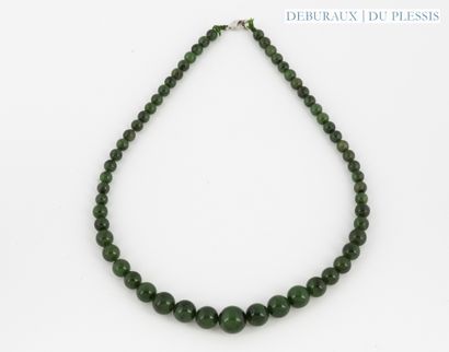 Drop necklace of nephrite pearls, approx....