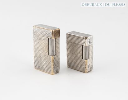 Dupont
Lot de deux briquets en métal argenté...