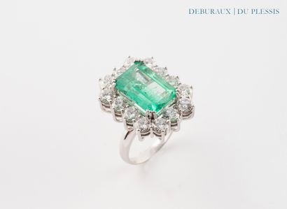 Bague en platine ornée d'une émeraude probablement...