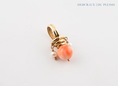 750°/°° gold charm set with a coral pearl...