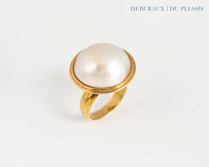 Ring in 750°/°° gold set with a Mabé cultured...