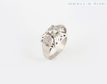 Bague tank en platine sertie d'un diamant...