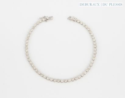 Line bracelet in platinum set with approx....