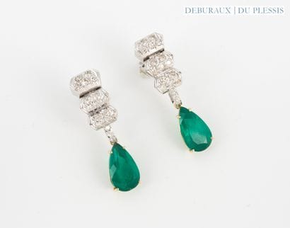 Paire de pendants d'oreille de style Art...