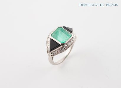Bague en platine sertie d'une émeraude à...