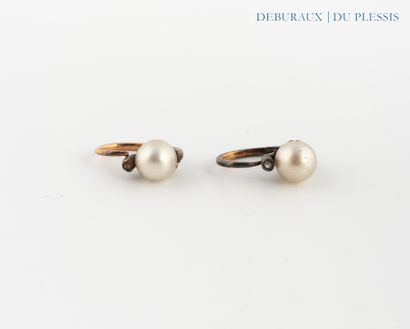 Paire de dormeuses en or gris 750°/°°, ornées...