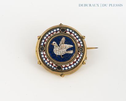 Broche en métal doré ornée d'une micro-mosaïque...