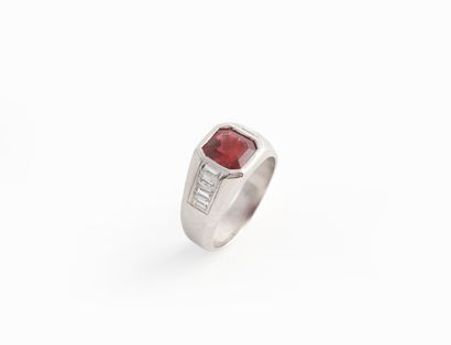 BOUCHERON Paris
Bague en platine sertie d'un...