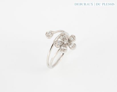 Flower ring in 750°/°° white gold set with...