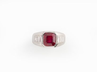 BOUCHERON Paris
Bague en platine sertie d'un...