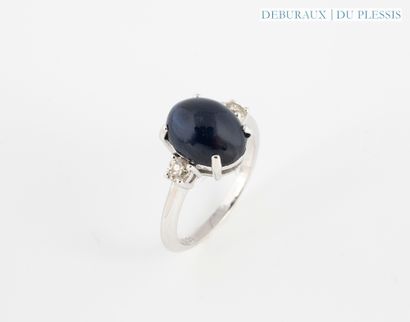 Bague en or gris 750°/°° ornée d'un cabochon...