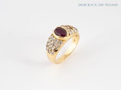 Ring in 750°/°° gold, centered on a ruby...