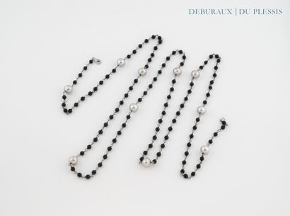 Long necklace on a 925°/°° silver chain adorned...