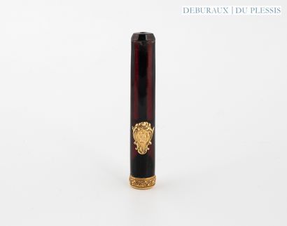 Fume cigarette en écaille orné d'une bague...