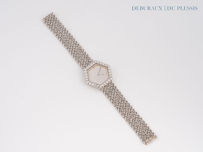 BOUCHERON. 
Montre de dame en or gris 750...