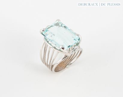 Twisted wire ring in 750°/°° white gold adorned...