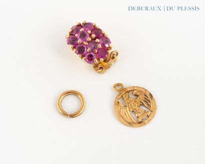 Medal and ring in gold 750°/°°.
Weight: 0.8...