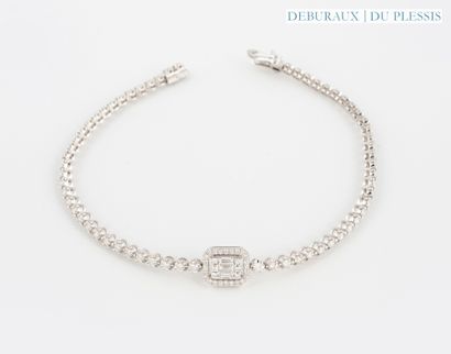 Bracelet ligne en or gris 750°/°° centré...