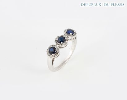 Ring in 750°/°° white gold set with three...