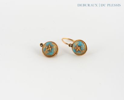 Paire de dormeuses en or émaillé 750°/°°,...