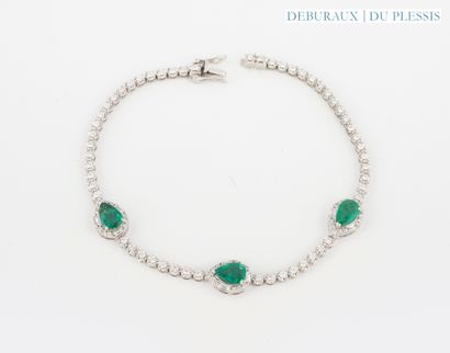 Bracelet ligne en or gris 750°/°° centré...