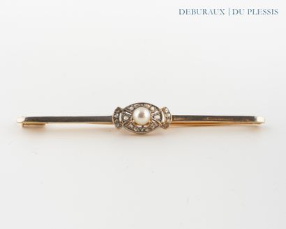 Two 750°/°° gold barrette set with a cultured...