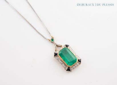 Collier en or 750°/°° et platine centré d'un...